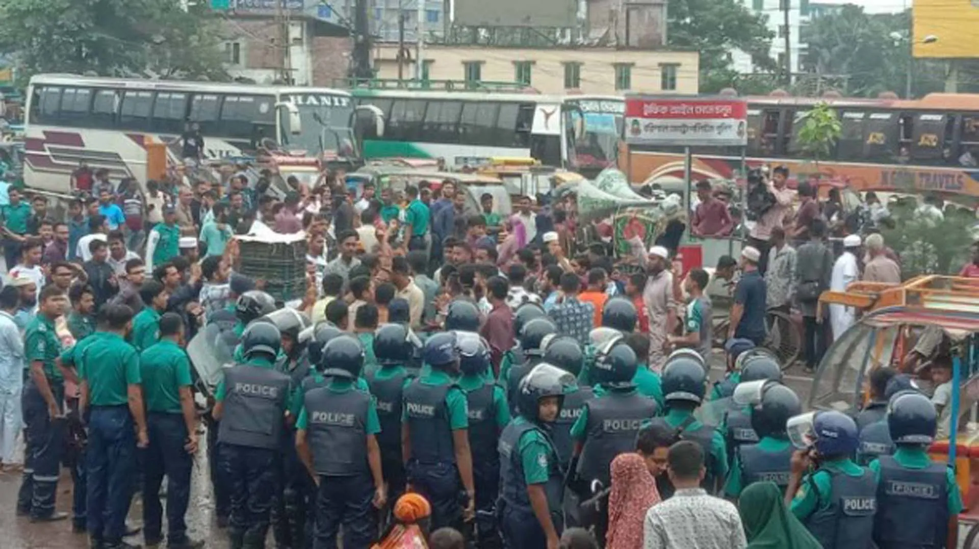 বরিশালে স্বাস্থ্যখাতে সংস্কারের দাবিতে মহাসড়ক ব্লকেড